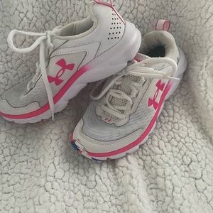 Like new under armour sneakers 1 small little mark seen in pic.